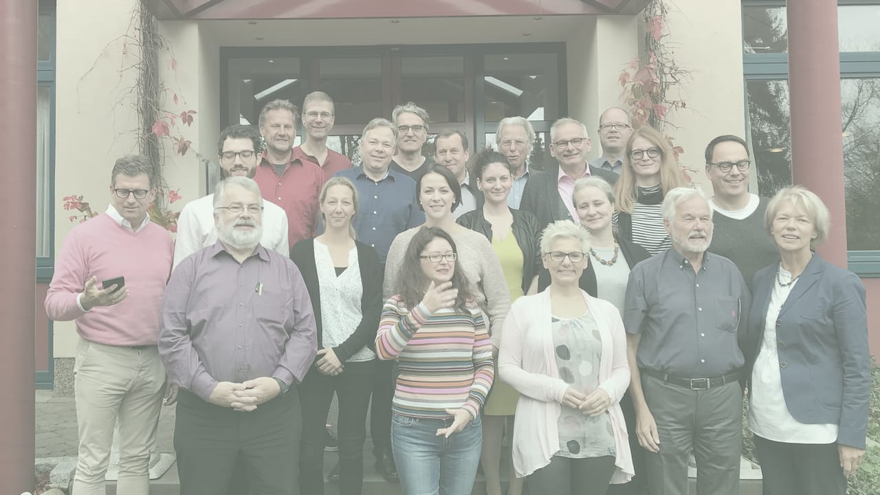 Gruppenfoto der Teilnehmenden des SOB-Symposiums 2017 vor dem Eingang des Tagungshauses