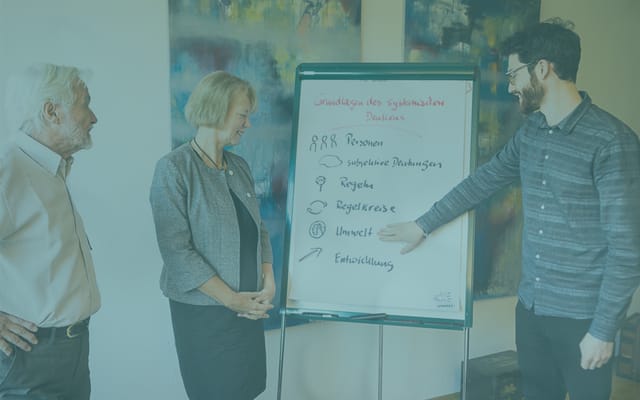 Systemische Organisationsberatung — Seminar-Situation am Flipchart